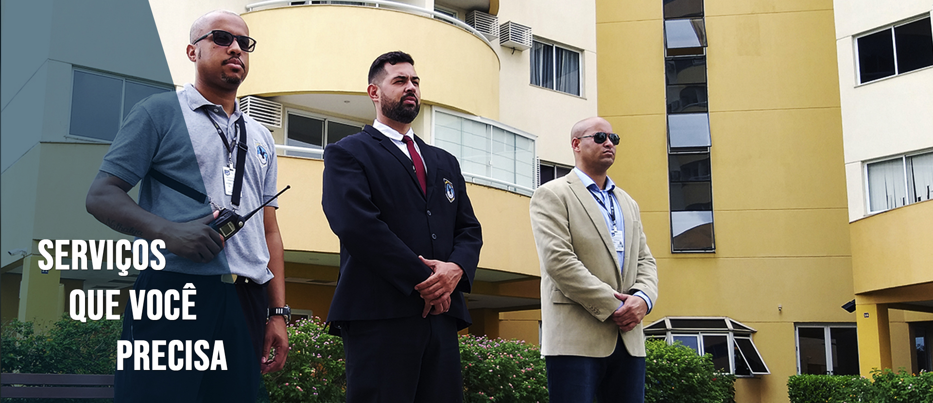 Equipe do Grupo Força Tática em frente a condomínio residencial no Rio de Janeiro
